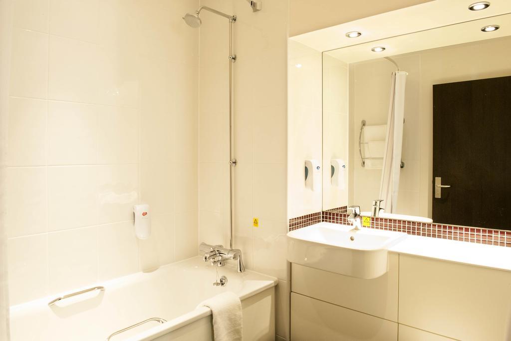 Premier Inn London เบกซ์ลีย์ฮีธ ภายนอก รูปภาพ